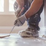 Comment faire tenir des plinthes sur du placo : solutions adaptées aux pièces humides et sèches selo...