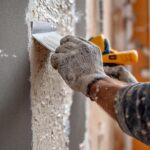 Comment coller du placo sur mur irrégulier : guide complet de répartition de la colle